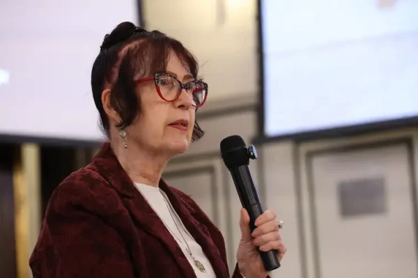 Hannah Charlier, 83 anos, sobrevivente participou do lançamento do estudo no Memorial do Holocausto, em São Paulo. Foto: Rovena Rosa/Agência Brasil