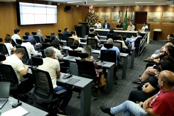 Plenário da Câmara reúne vereadores e técnicos para definir novos critérios das emendas de 2026.