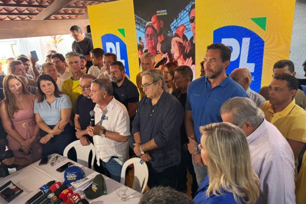 Álvaro Dias ladeado pelos senadores Rogério Marinho e Styvenson Valentim durante o anúncio oficial da chapa. Foto: Foto: Gabriel Medeiros