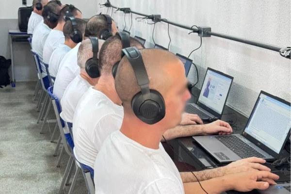 Atualmente, mais de 80 detentos já cursam faculdade à distância no estado. Foto: SEAP