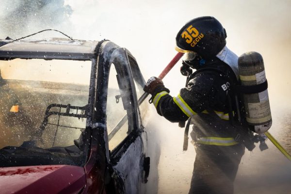 Equipamento perfura a proteção da bateria para combater as chamas diretamente na fonte de calor. Foto: Divulgação/CBMRN
