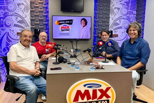 A bancada composta por Jener Tinôco, Franklin Machado e Pedro Neto recebeu o ex-senador José Agripino na estreia do programa 'Meio-Dia na Mix' em Natal."
Foto: Divulgação