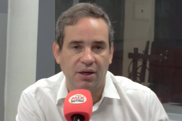 O Secretário de Fazenda, Cadu Xavier, durante sabatina onde discutiu os rumos políticos e econômicos do RN.
Foto: Reprodução/YouTube