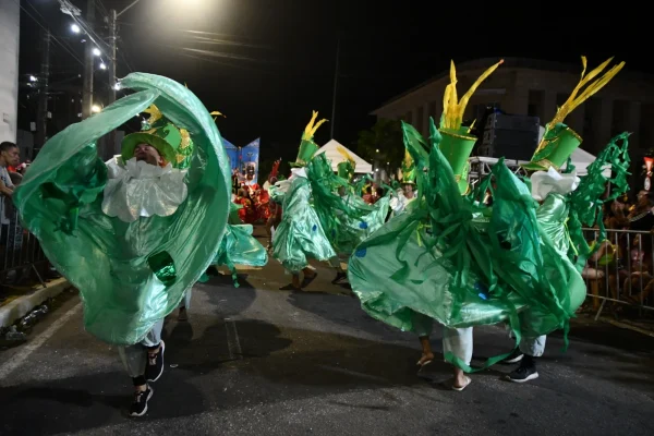 Comissão julgadora manteve desclassificação por uso de materiais de anos anteriores e itens de festas juninas.
Foto: Magnus Nascimento