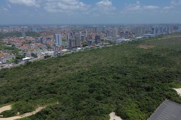 Área na Avenida Roberto Freire onde a Prefeitura de Natal planeja instalar o novo parque urbano após revisão de zoneamento."
Foto: Divulgação
