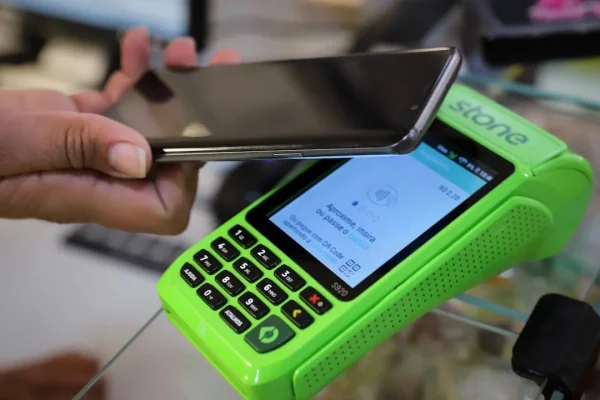 Pix por aproximação utiliza tecnologia NFC para agilizar transações em estabelecimentos comerciais.
Foto: Divulgação