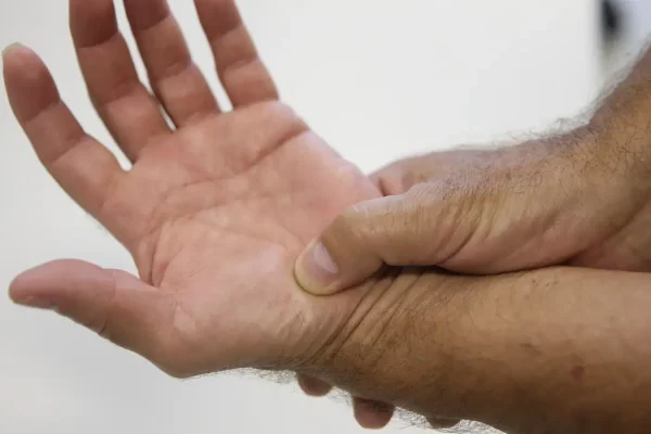 O diagnóstico da fibromialgia é essencialmente clínico e exige uma abordagem integrada entre médico e paciente para garantir a eficácia do tratamento.
Foto: Marcello Casal Jr/Agência Brasil