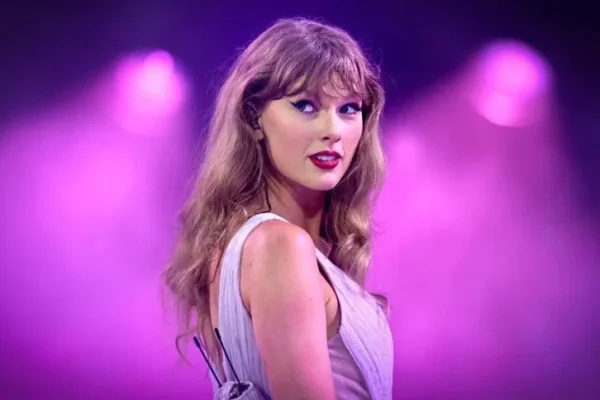 Taylor Swift em performance recente: reconhecimento máximo à sua obra autoral aos 36 anos. Foto: Getty Images